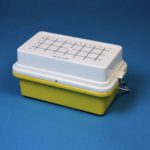 Pudełko chłodzące Mini-Cooler -20°C - b-3031 - pudelko-chlodzace-mini-cooler-20c-z-biala-pokrywka-wypelniona-zelem - 05-15-20-ml - 8-x-4 - 32-miejsca