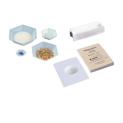 Naczynka, papier, szalki wagowe